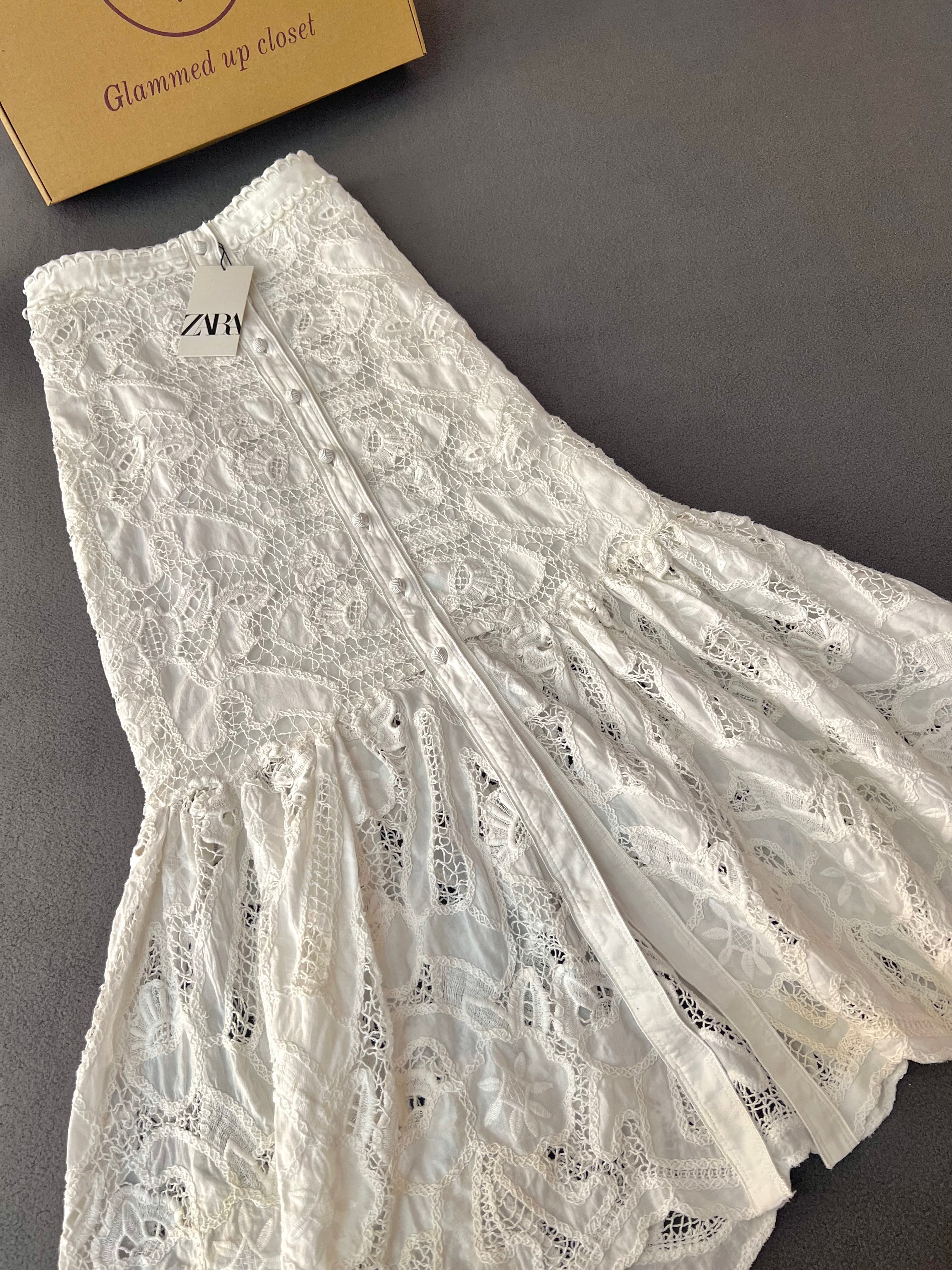 Zara
Textured Lace Skirt