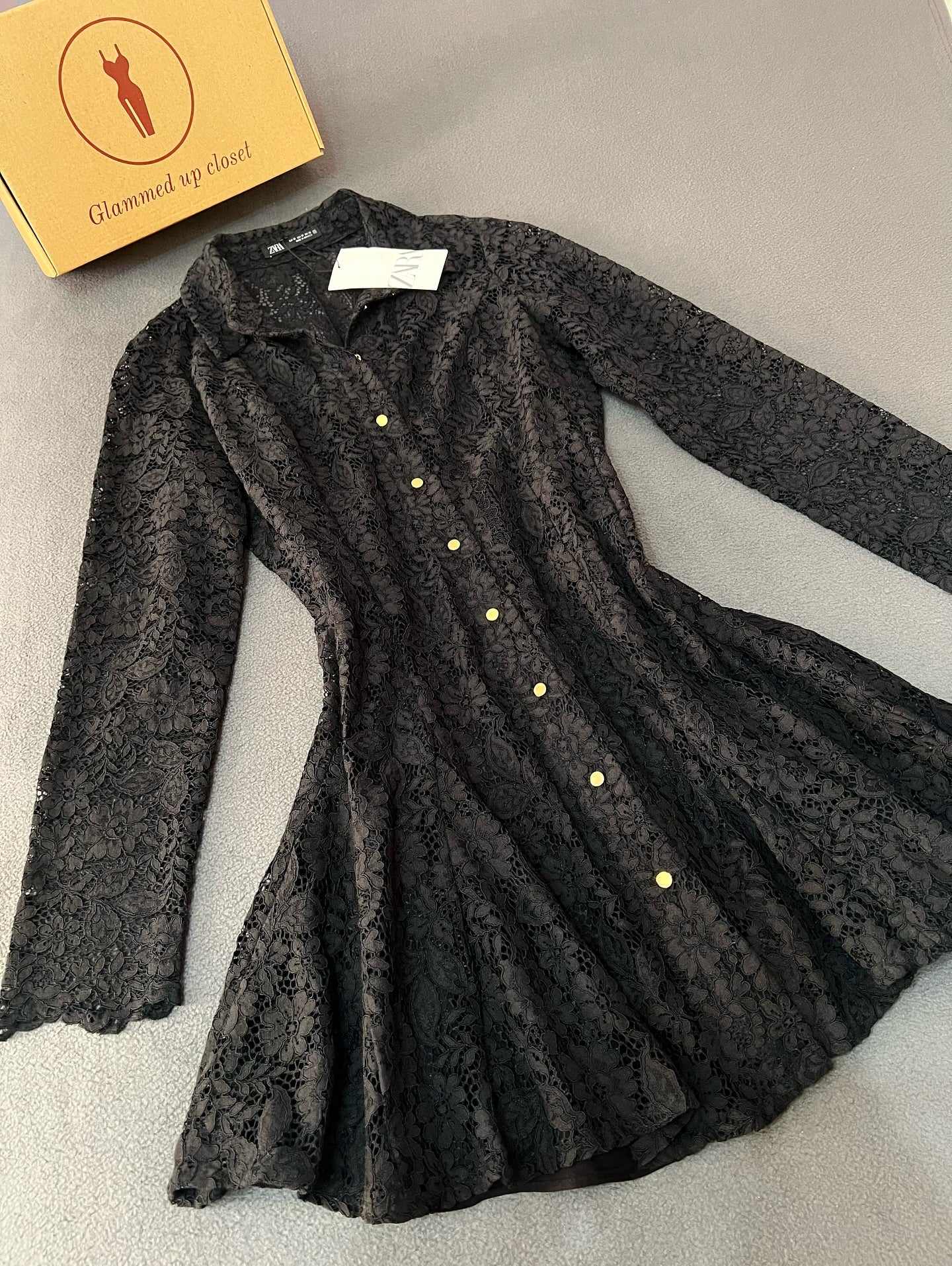 Zara
Lace buttoned dress