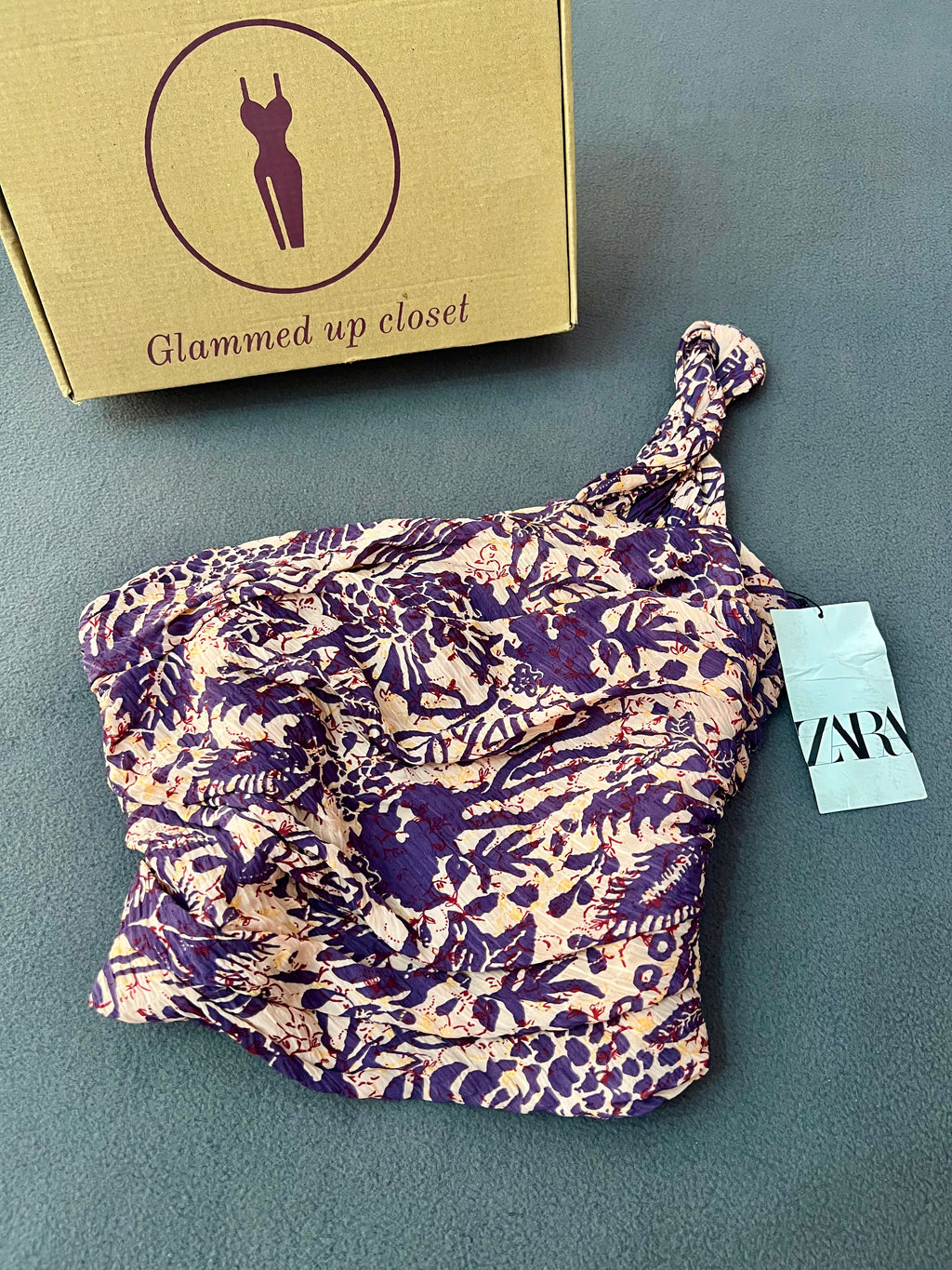 Zara
One shoulder printed top