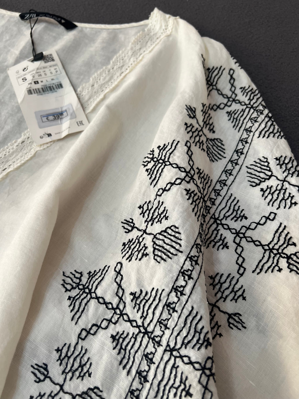 Zara
Embroidered linen blend cropped blouse