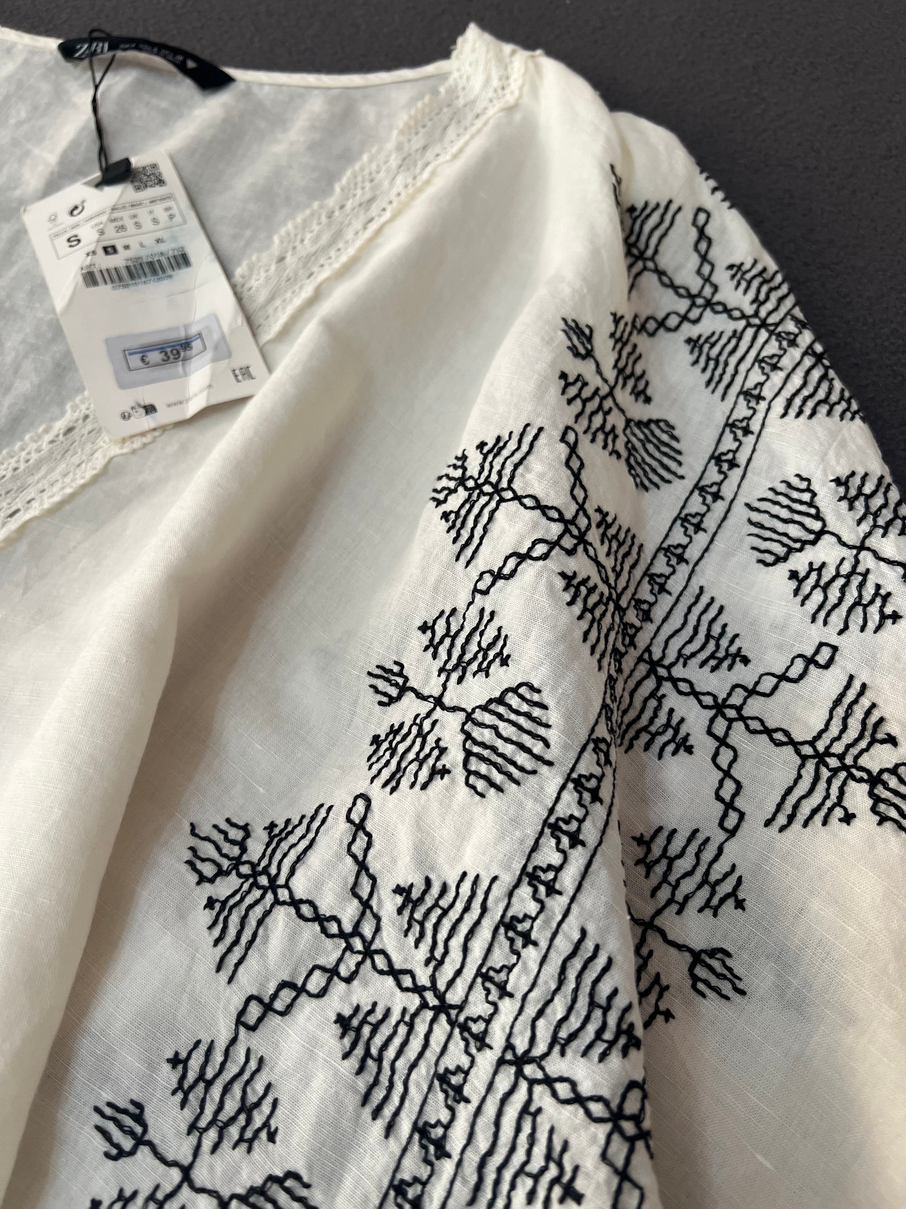 Zara
Embroidered linen blend cropped blouse